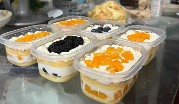 Automatic multi-station thermoforming machine